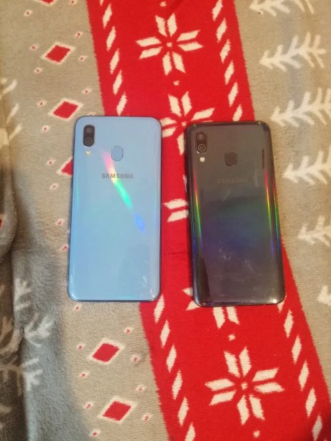 Продам 2 телефон samsung a40