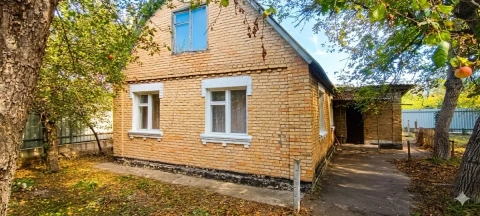 Продам будинок з ділянкою 5 соток. Є газ, центр. вода, єлектрика.