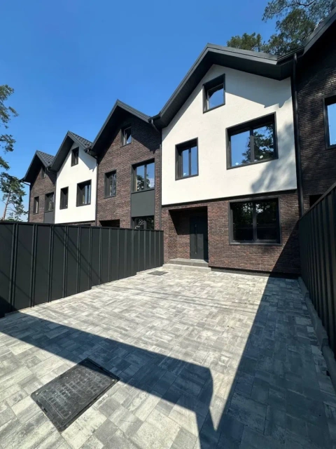 Продам таунхаус в місті Ірпінь на вул. Лисенка, 90 м² та мансарда 40 м², ділянка 1,6 сотки — 88 000 $. Власний передній двір. Вигідна ціна.