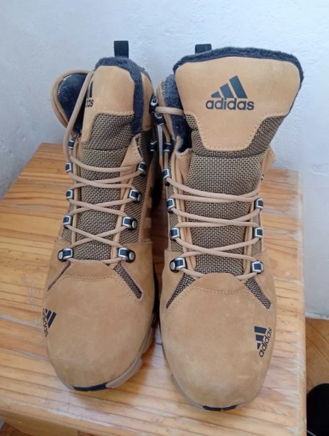 Продам зимові кросівки Adidas