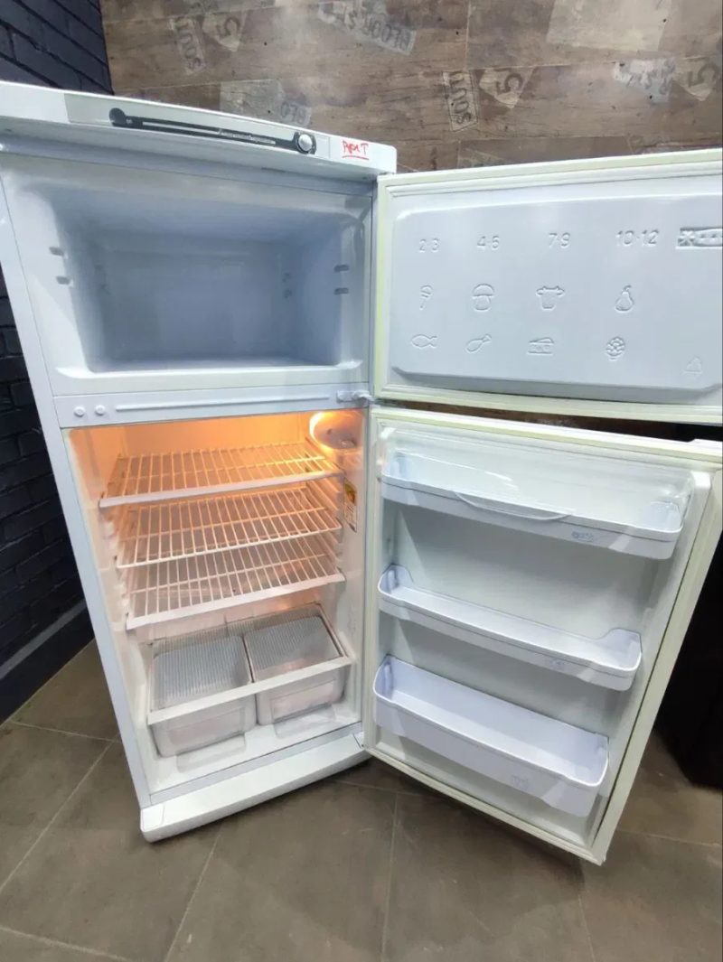 Продається Двокамерний холодильник Indesit st140 — фото 3