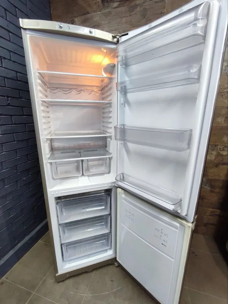 Продається Двокамерний холодильник Indesit st140 — фото 5