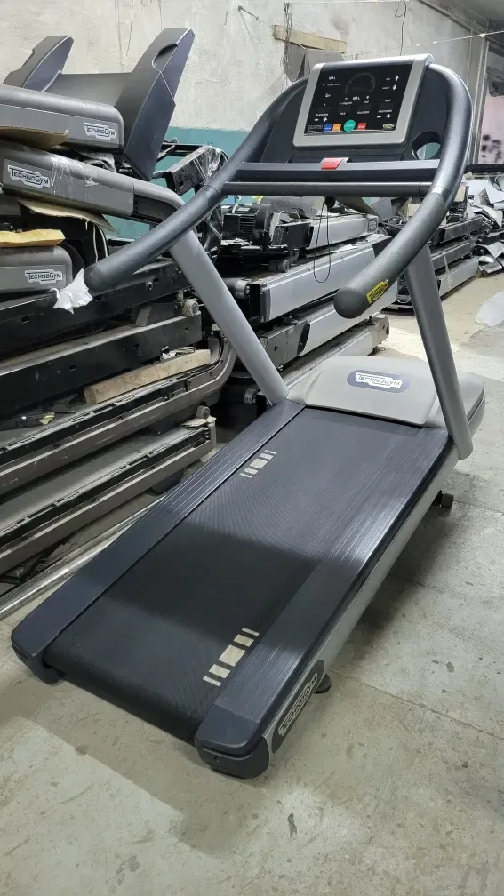 Професійна Бігова доріжка technogym Jog Now 500 LED — фото 4