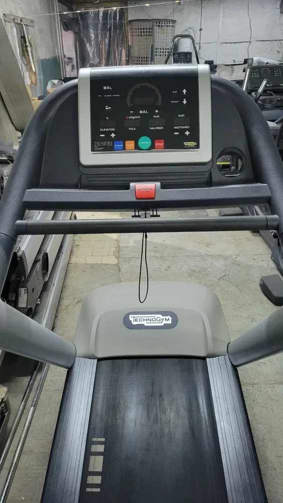 Професійна Бігова доріжка technogym Jog Now 500 LED — фото 5