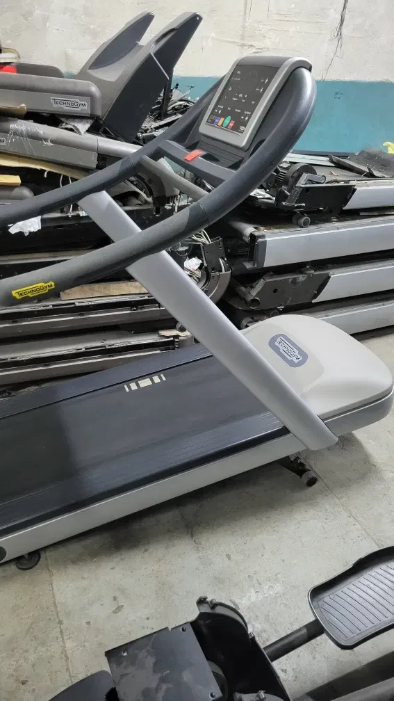 Професійна Бігова доріжка technogym Jog Now 500 LED — фото 6