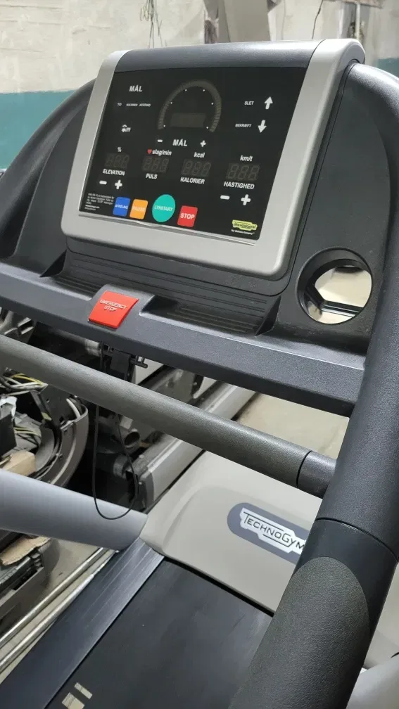 Професійна Бігова доріжка technogym Jog Now 500 LED — фото 7