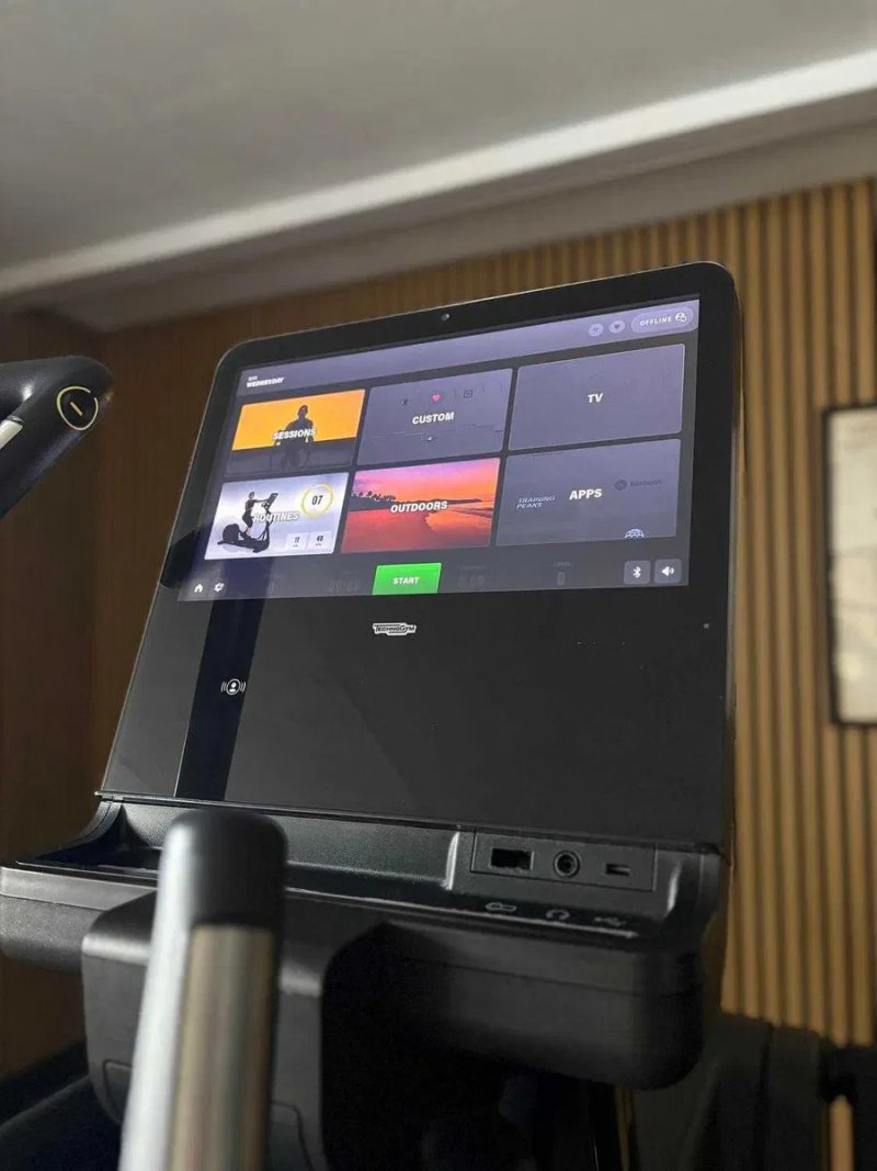 Професійний кардіотренажер Technogym Artis Synchro (Unity 3.0, Black) орбітрек — фото 2