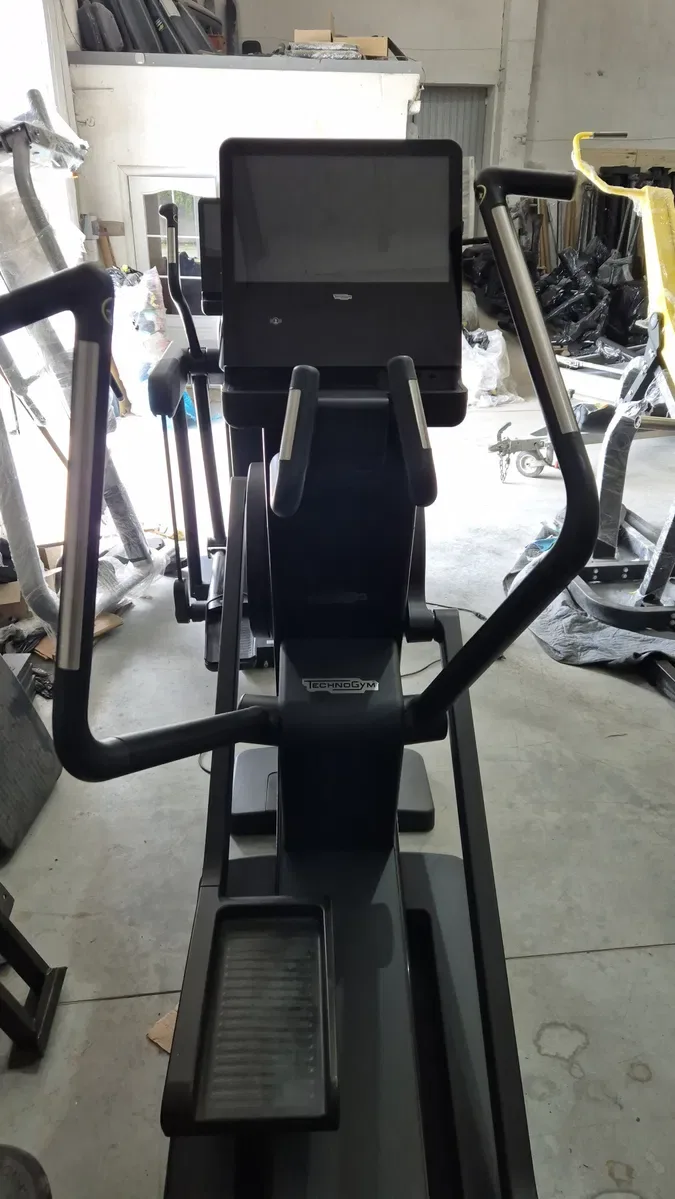 Професійний кардіотренажер Technogym Artis Synchro (Unity 3.0, Black) орбітрек — фото 3