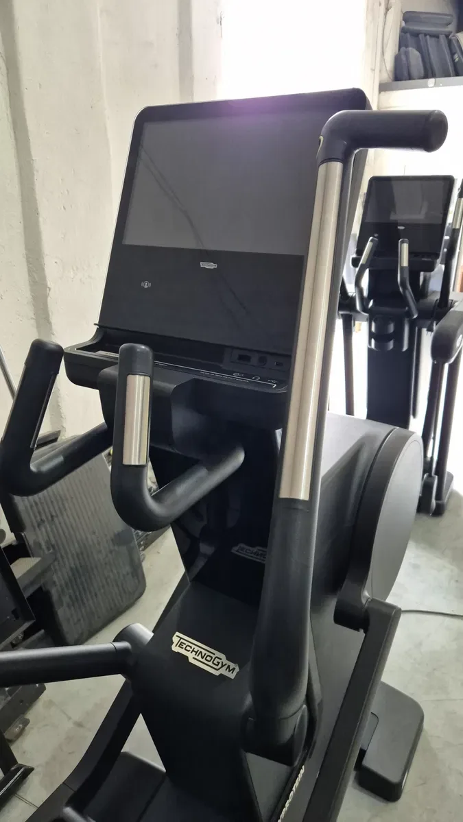 Професійний кардіотренажер Technogym Artis Synchro (Unity 3.0, Black) орбітрек — фото 4