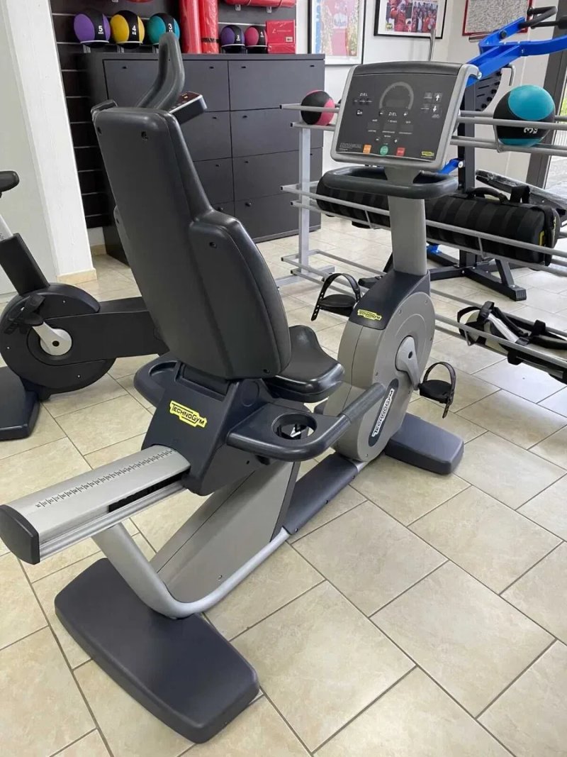 Професійний велотренажер Technogym Recline 500 Led горизонтальний — фото 5