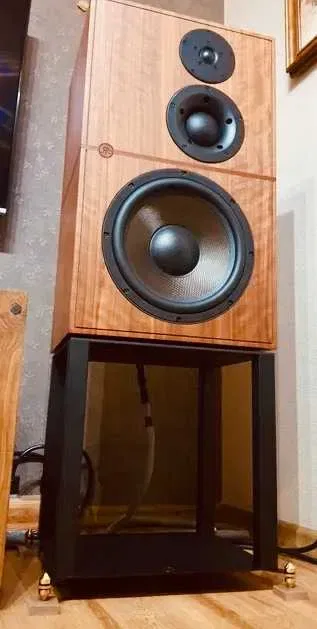 Revival Audio Atalante 5 — флагман молодой французской марки, инженерная родословная мировых брендов | состояние нового, подставки, коробки — фото 8
