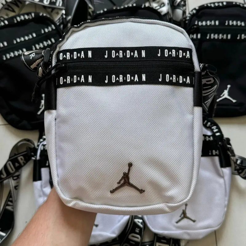 Сумка через плече Nike Air Jordan із монограмним ремінцем: Чорна, Біла — фото 2