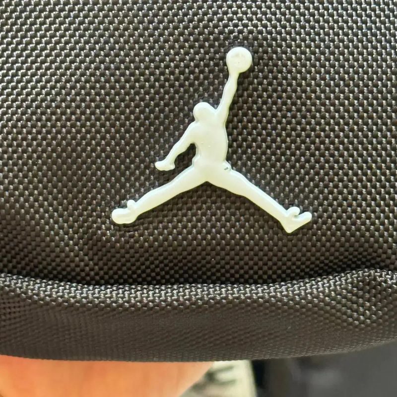 Сумка через плече Nike Air Jordan із монограмним ремінцем: Чорна, Біла — фото 4