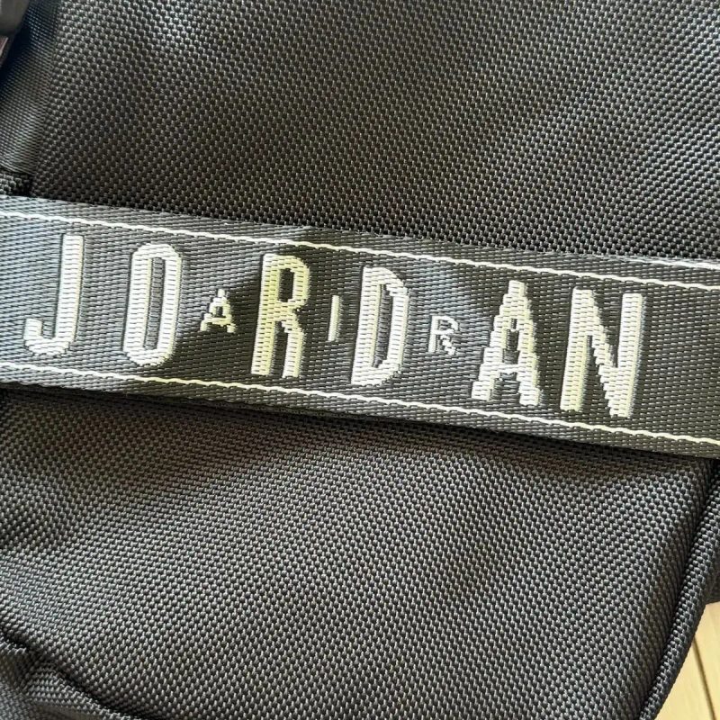 Сумка через плече Nike Air Jordan із монограмним ремінцем: Чорна, Біла — фото 5