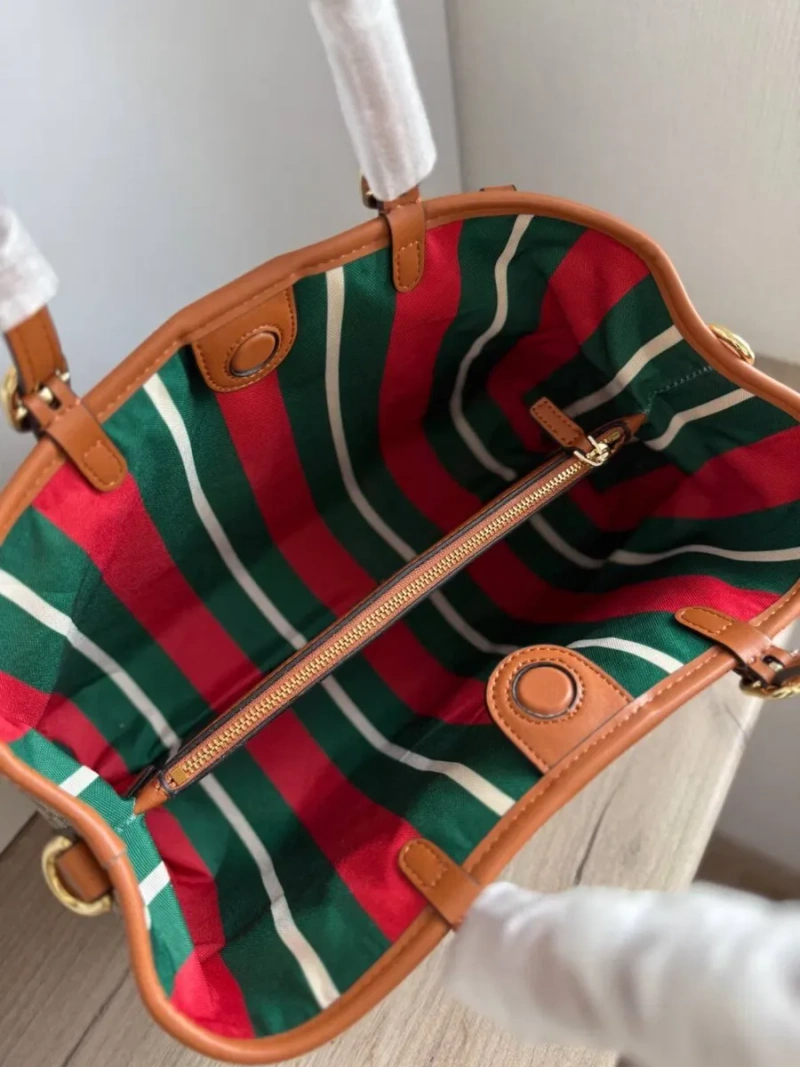 Сумка Gucci Emblem medium tote bag, жіноча сумка гучі тоут емблем, шкіряна сумка — фото 7