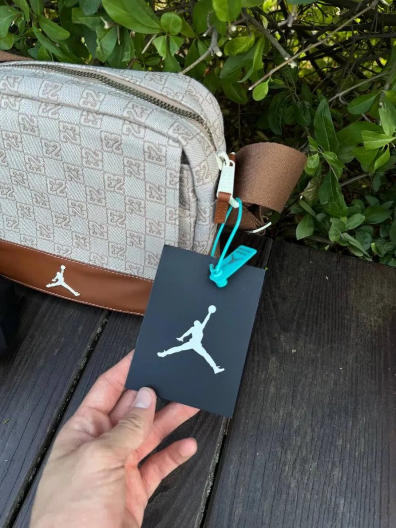 Сумка Jordan 23 мужская барсетка через плечо Джордан монограм черная | Мессенджер Джордан серый мужской барсетка Jordan Monogram черная спортивная — фото 3