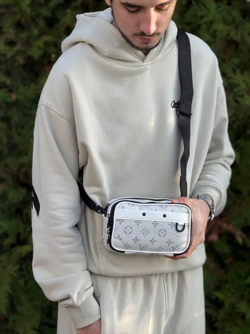 Сумка Louis Vuitton мужская черная барсетка LV барсетка Луи Витон | Барсетка шкіряна Луї Вітон чоловіча чорна сумка через плече Louis Vuitton чорна — фото 5