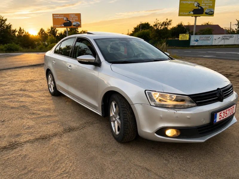 Свіжопригнана Volkswagen Jetta 2012 — фото 2