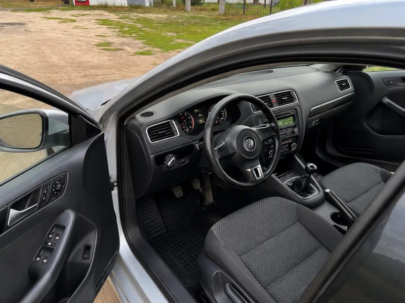 Свіжопригнана Volkswagen Jetta 2012 — фото 3