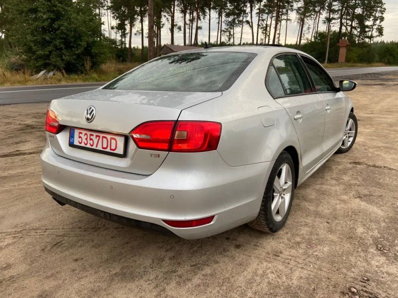 Свіжопригнана Volkswagen Jetta 2012 — фото 4
