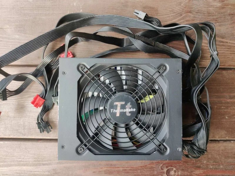 Thermaltake 1000W Gold Мощный полумодульный блок питания — фото 2