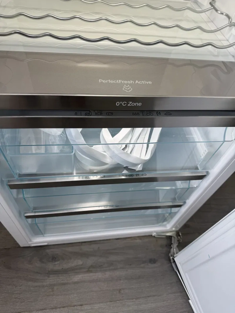 Вбудований холодильник Miele K7777c PerfectFresh Activ під забудову холодильна камера — фото 4