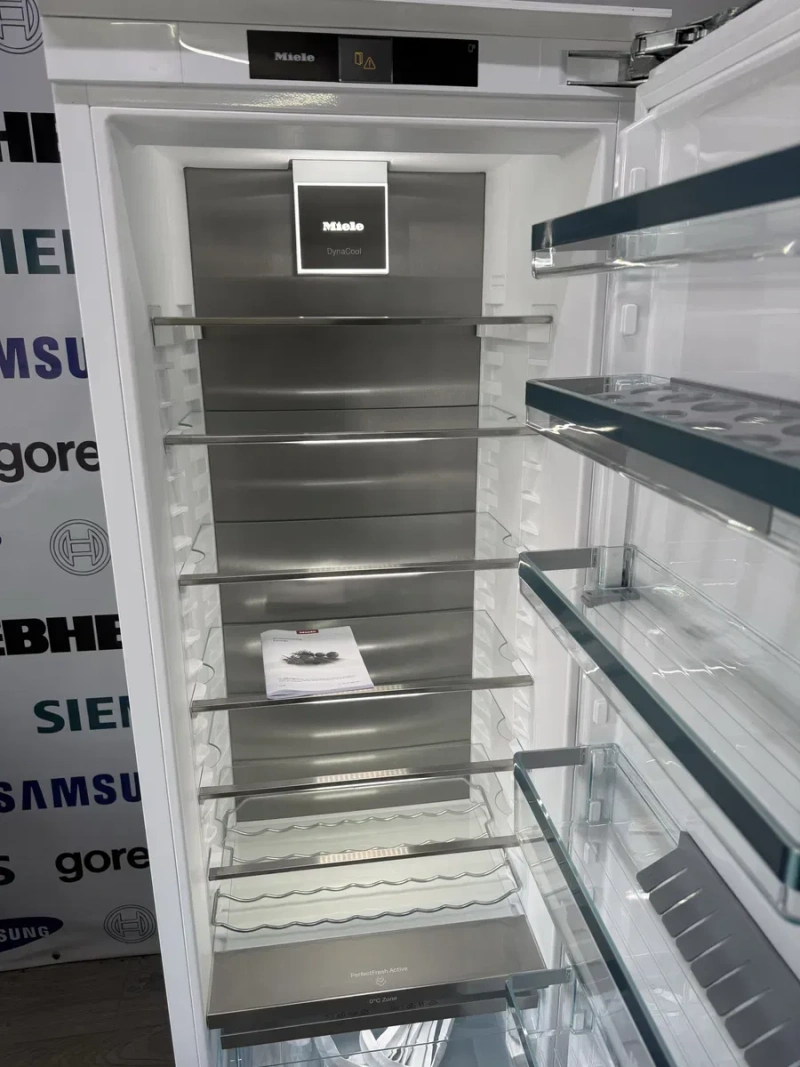 Вбудований холодильник Miele K7777c PerfectFresh Activ під забудову холодильна камера — фото 6