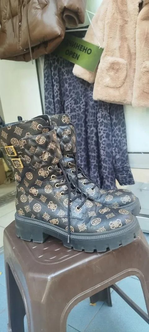 Високі жіночі черевики на шнурівці від бренду Guess фірмовим принтом-монограмою та масивною тракторною підошвою