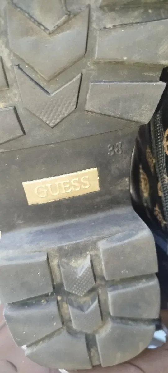 Високі жіночі черевики на шнурівці від бренду Guess фірмовим принтом-монограмою та масивною тракторною підошвою — фото 5