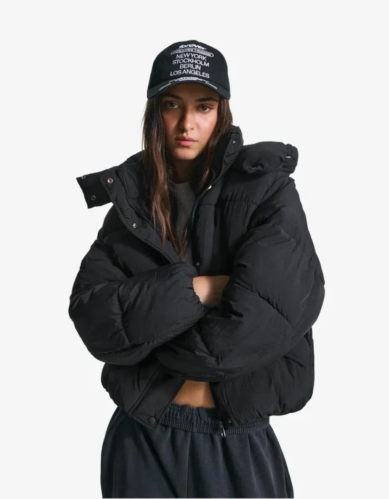 Водонепроникна стьобана куртка Bershka чорного кольору з капюшоном