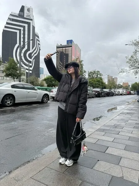 Водонепроникна стьобана куртка Bershka чорного кольору з капюшоном — фото 6