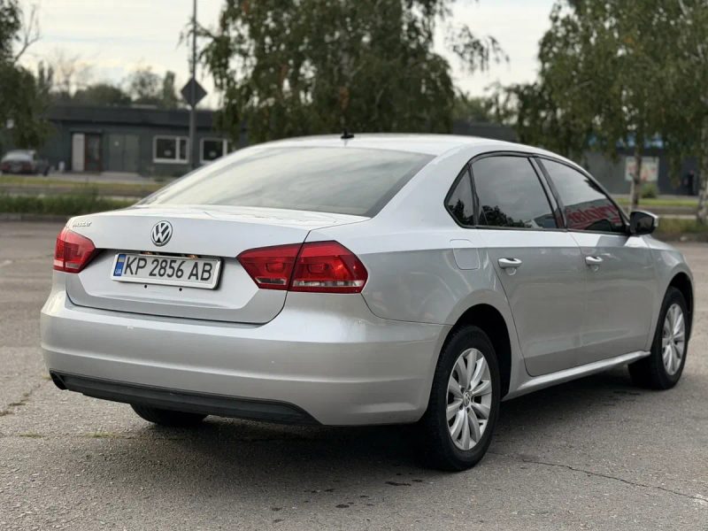 Volkswagen Passat 2.5 автомат 2012 — фото 2
