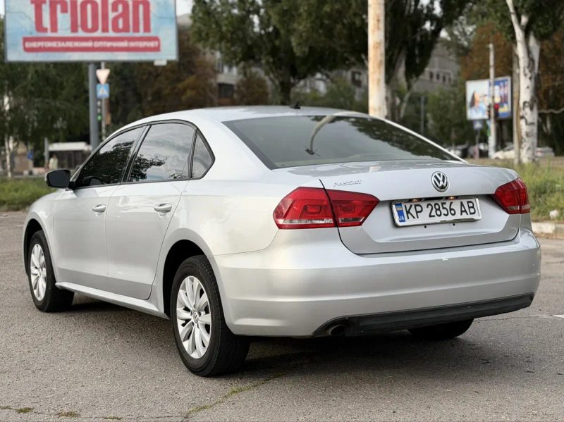 Volkswagen Passat 2.5 автомат 2012 — фото 5