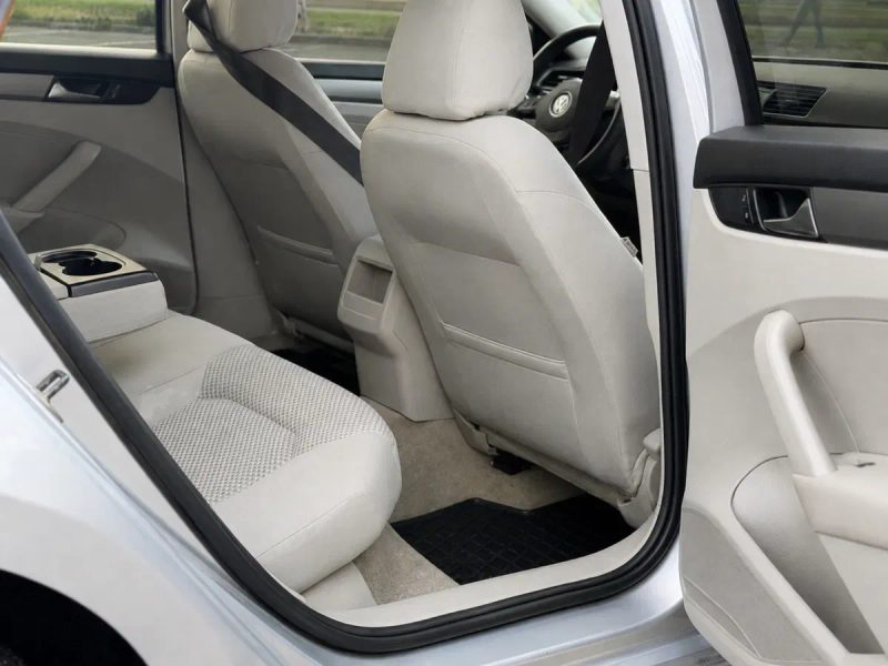 Volkswagen Passat 2.5 автомат 2012 — фото 7