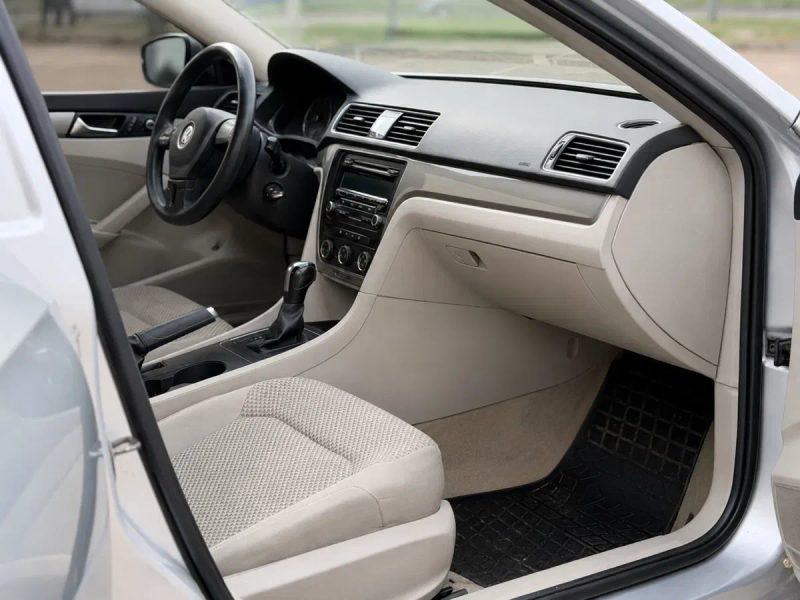 Volkswagen Passat 2.5 автомат 2012 — фото 8