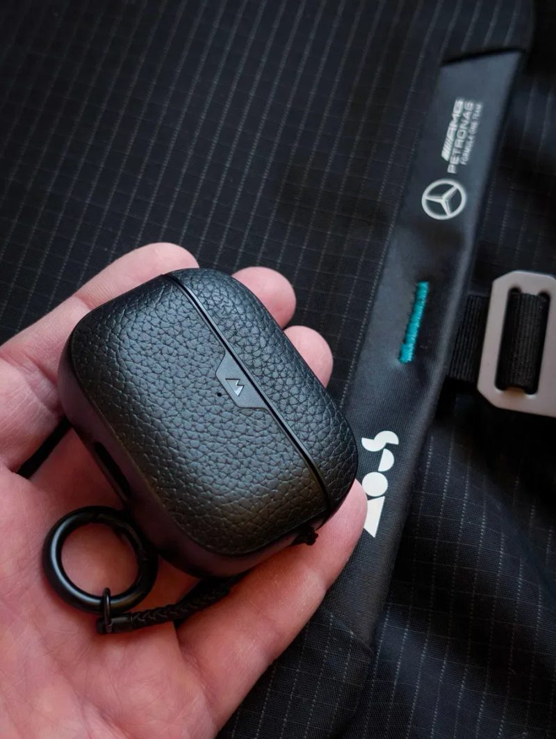 Защитный кейс "Mous" Black Leather к наушникам Apple AirPods Pro 1 и 2 — фото 4
