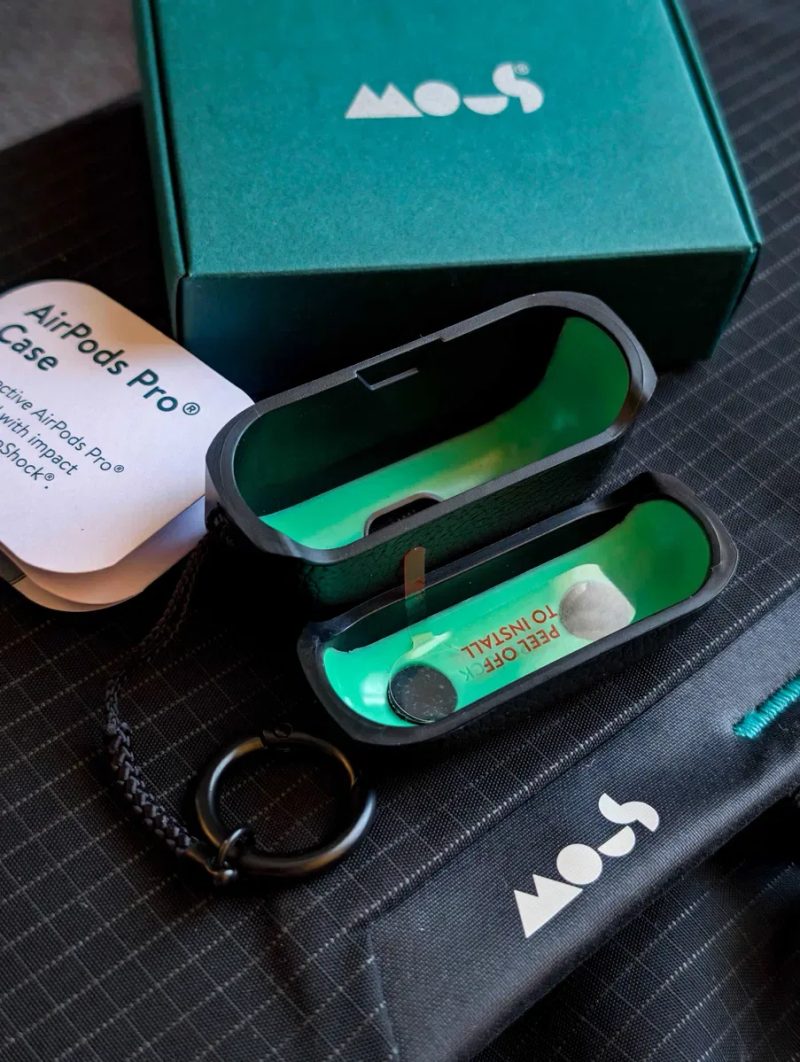 Защитный кейс "Mous" Black Leather к наушникам Apple AirPods Pro 1 и 2 — фото 7