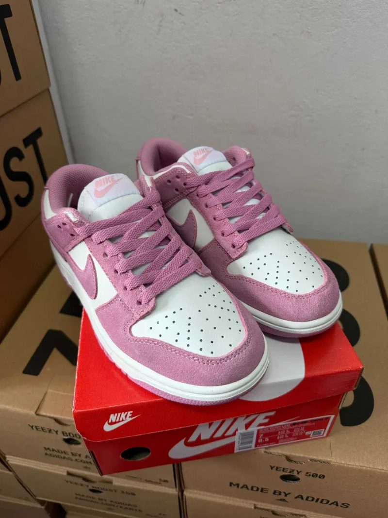 Женские кроссовки Nike Dunk low pink white / Найк СБ Данки розовые замшевые 36 37 38 39 40 — фото 2