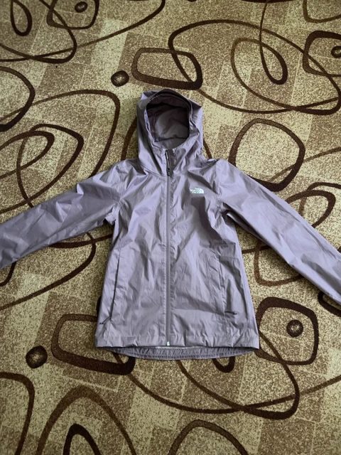 Жіноча вітровка The North Face лілово-фіолетового кольору