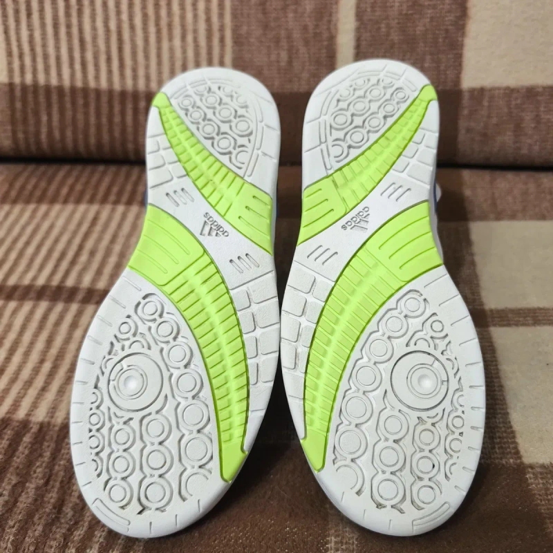 Жіночі кросівки adidas — фото 4