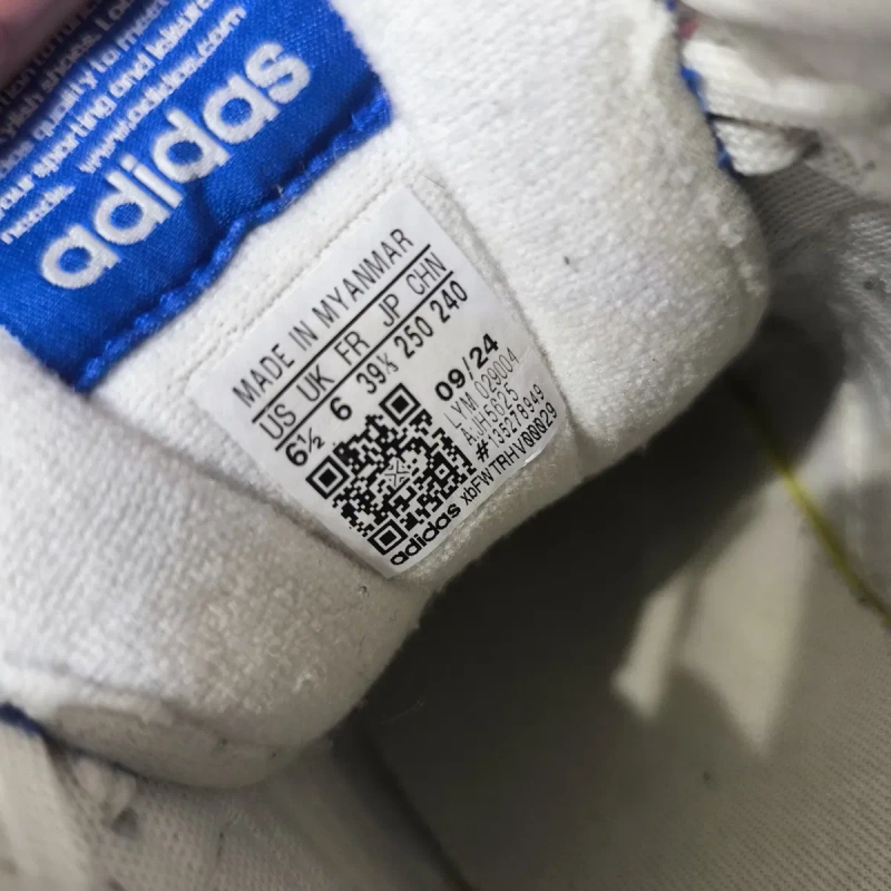 Жіночі кросівки adidas — фото 5
