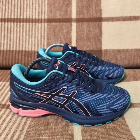 Жіночі кросівки asics