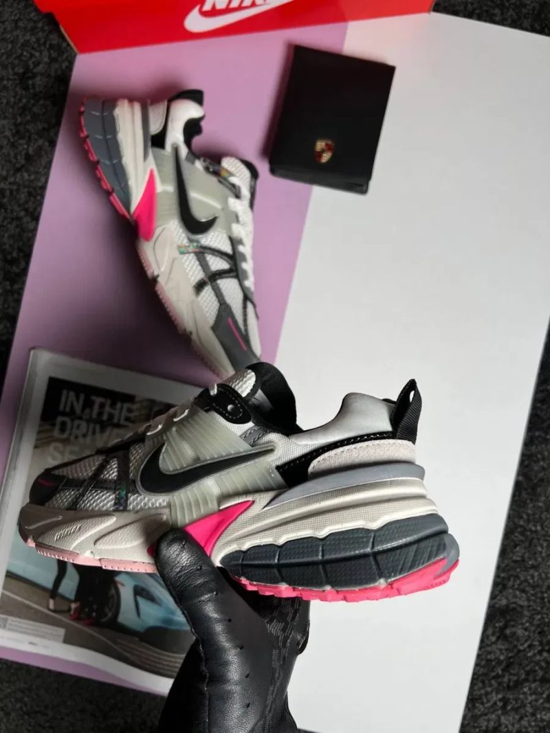Жіночі кросівки найк Nike V2K Run White Holographic Pink [37-41] — фото 4