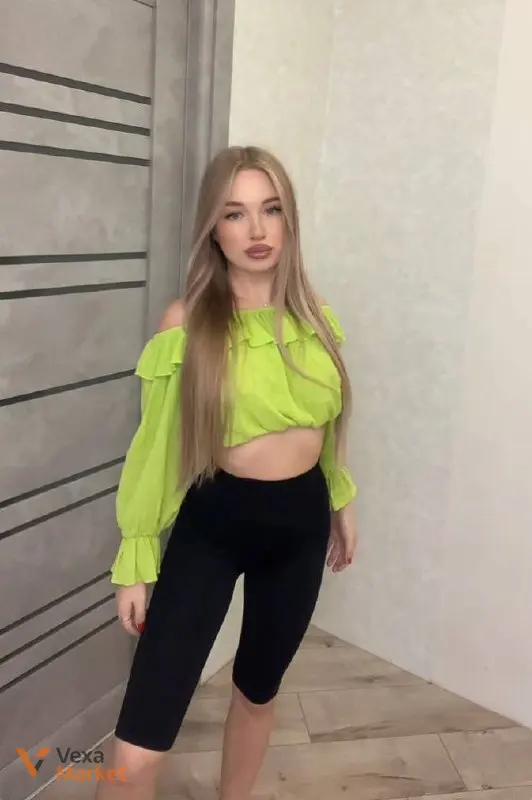 Жіночий комплект: яскраво-салатовий топ prettylittlething та чорні велосипедки — фото 2