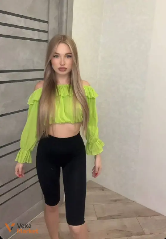 Жіночий комплект: яскраво-салатовий топ prettylittlething та чорні велосипедки — фото 5