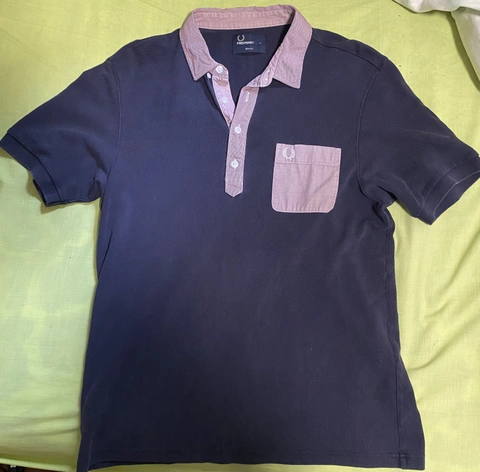 Мужская футболка поло Fred Perry темно-синяя с розовым карманом
