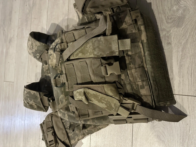 Плитоноска з підсумками