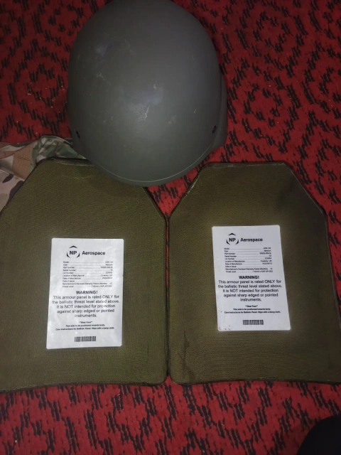 Шлем и бронеплиты военные