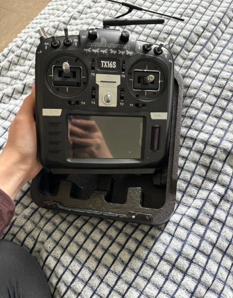 RadioMaster TX16S — це професійний пульт для керування FPV-дронами, літаками та гелікоптерами