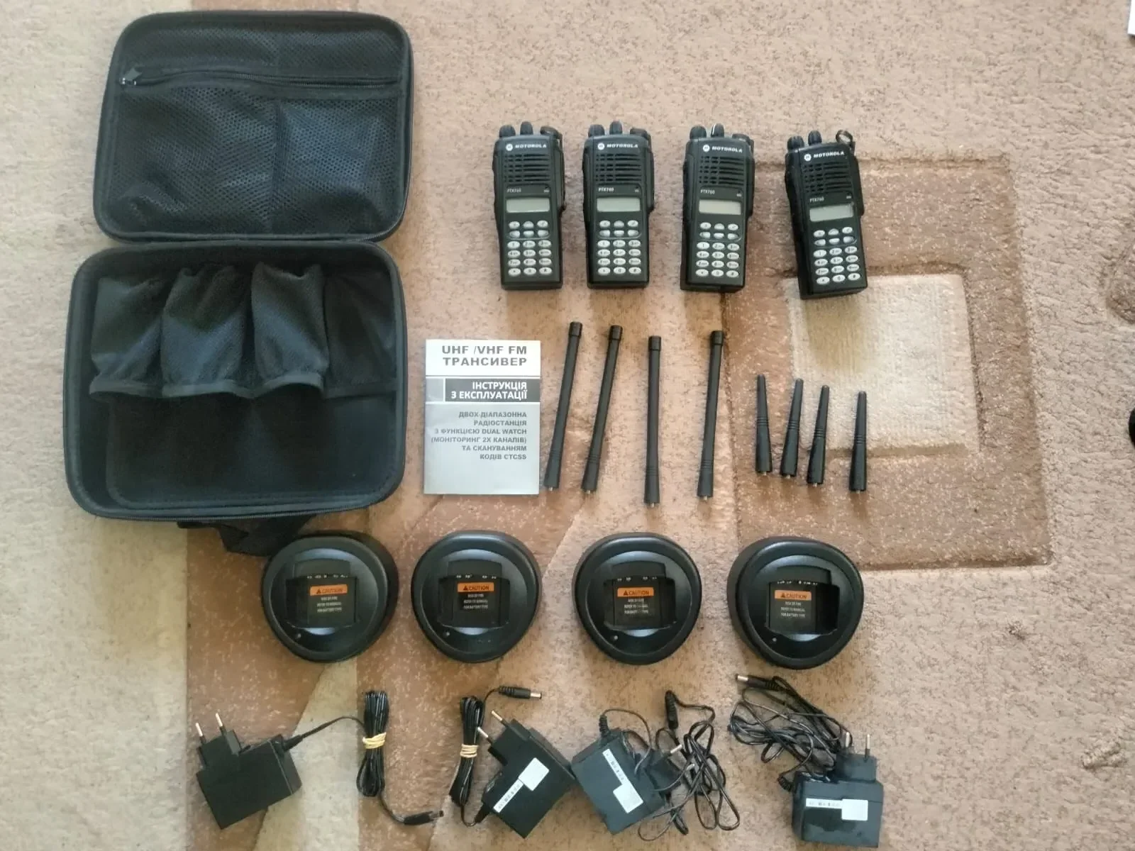Повний комплект з 4 радіостанцій Motorola Ptx760 Walkie Talkie в кейсі